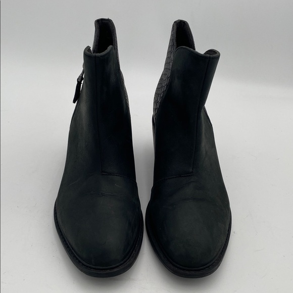 Clarks Black Textured Ankle Boots women 9.5 leather biker casual office Y2K fall - Picture 4 of 13